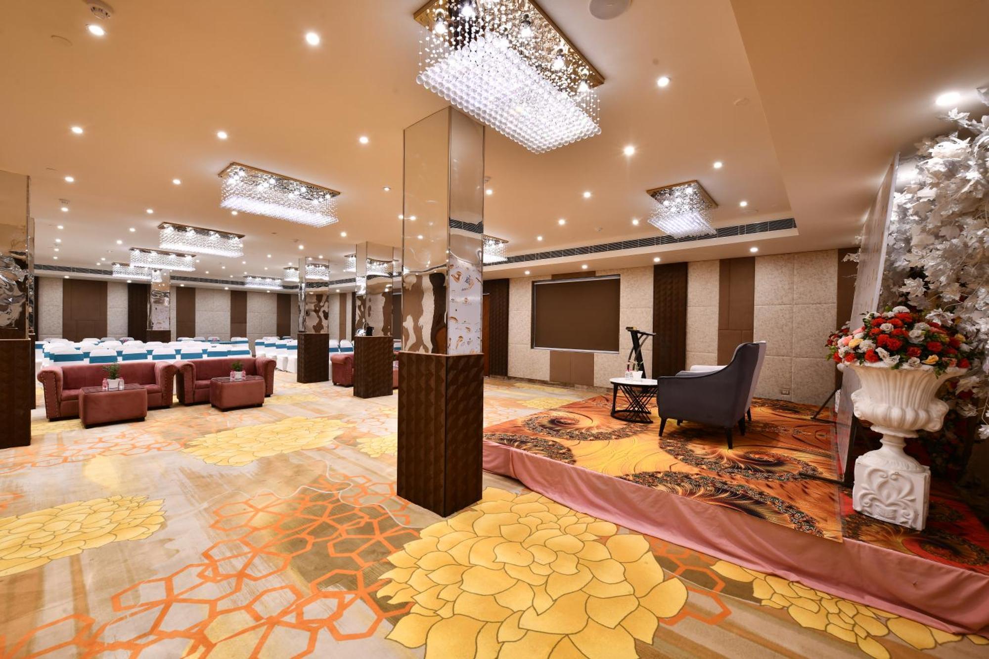Click Collection Grand Gateway Варанасі Екстер'єр фото